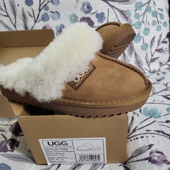 UGG Other - UGG Australia OZSHEPHERD Double Face Sheepskin Girls Slippers (Disquette)